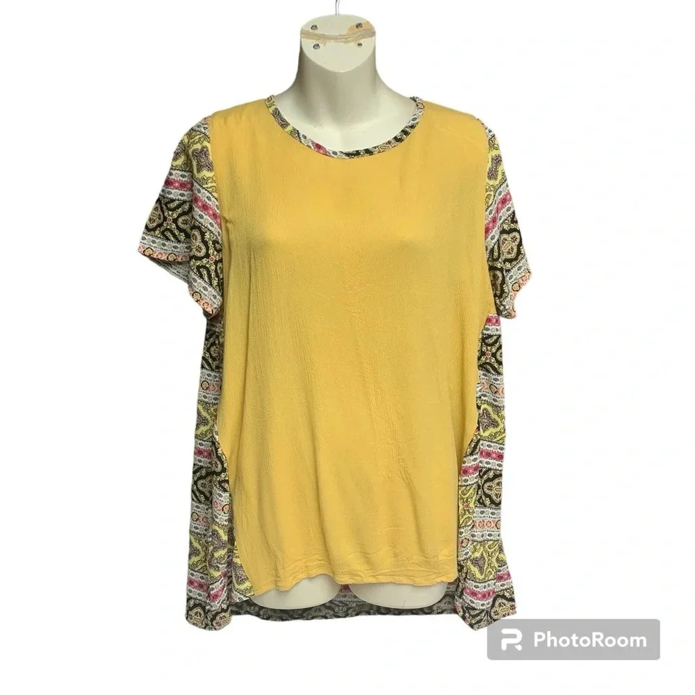 Umgee size small but would fit up.  Mustard yellow/floral contrast